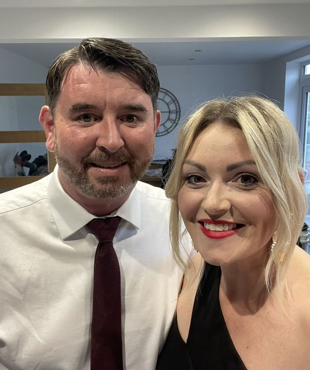 ميكايلا بيكوك ، 35 عامًا ، مع زوج أوليفر البالغ من العمر 40 عامًا