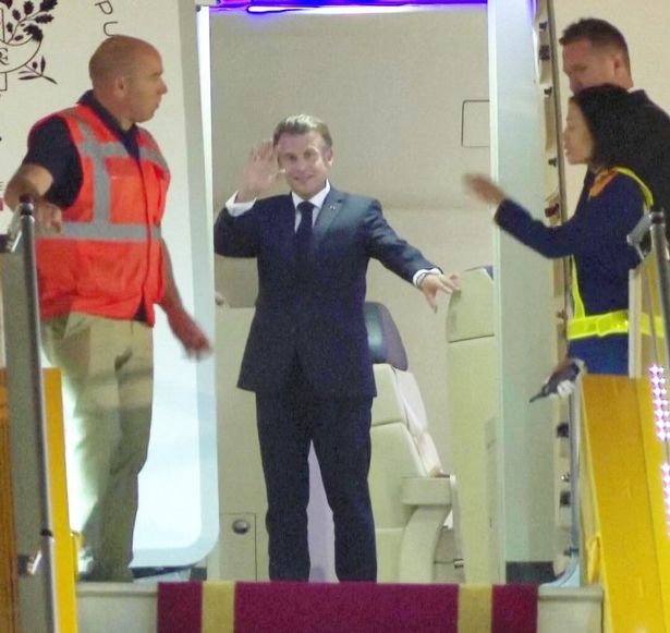 إيمانويل ماكرون في الجزء العلوي من الخطوات إلى الطائرة