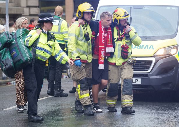 الشرطة وموظفي الطوارئ الذين يتعاملون مع حادث مروري في شارع المياه