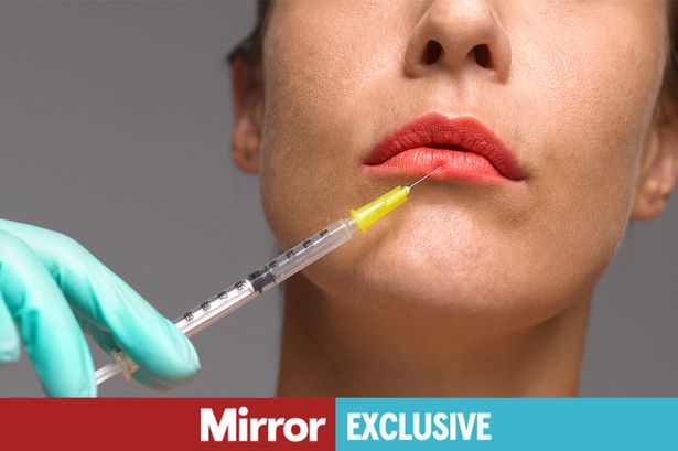 علامة حصرية من ألبوم الصور للمرأة التي تتلقى حقن مستحضرات التجميل 
