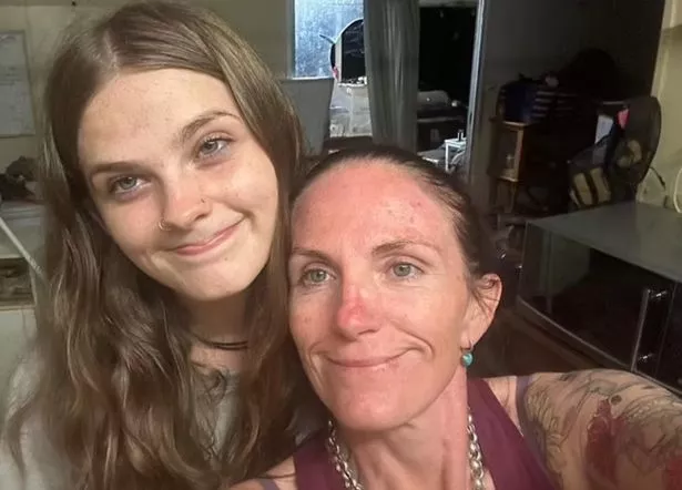 فيبي ووالدتها كايلي جونسون تشكلان في صورة شخصية