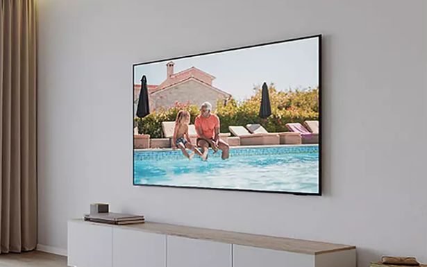 تلفزيون Samsung الذكي مثبت على الحائط