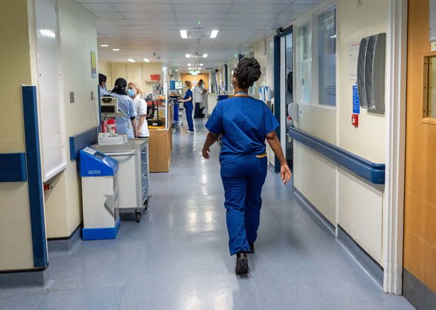 الموظفين في جناح مستشفى NHS