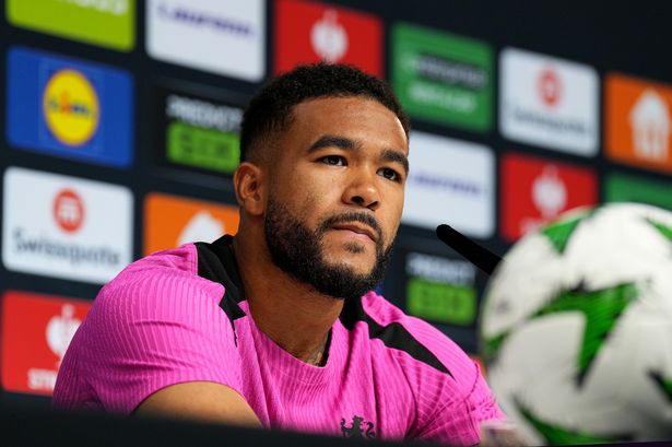 ريس جيمس من تشيلسي يتحدث إلى وسائل الإعلام خلال مؤتمر صحفي قبل نهائي دوري المؤتمرات UEFA