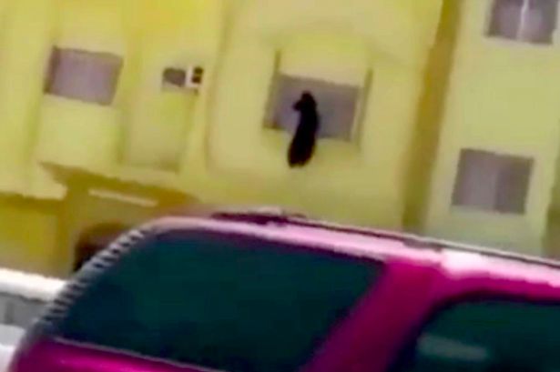 تحاول المرأة الهروب من البناء في مكة