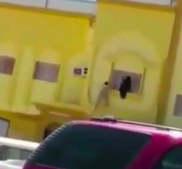 تحاول المرأة الهروب من سجن المرأة المزعوم