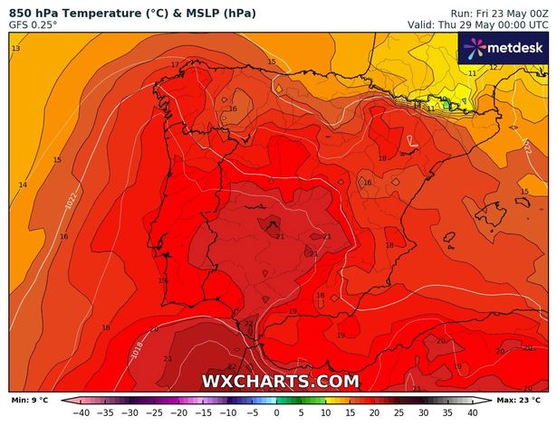 تتحول خرائط New Heatwave Maps إلى اللون الأحمر بينما حذر السياح البريطانيون من توقع بلجمة 34 درجة مئوية