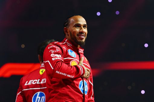 يتفاعل لويس هاميلتون للهتف من المشجعين في حدث F1 75 Live في O2 Arena في لندن