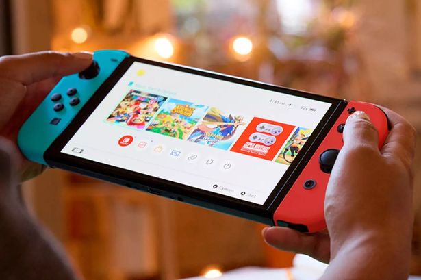 الشخص الذي يحمل وحدة تحكم Nintendo Switch