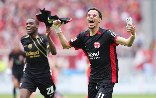 يحتفل Hugo Ekitike من Eintracht Frankfurt (R) و Niels Nkounkou من Eintracht Frankfurt بالانتصار بعد مباراة البوندسليجا بين Sport-Club Freiburg و Eintracht Frankfurt في Europa-Park Stadion في 17 مايو ، في فريبورج إيمي بريسجو ، ألمانيا.