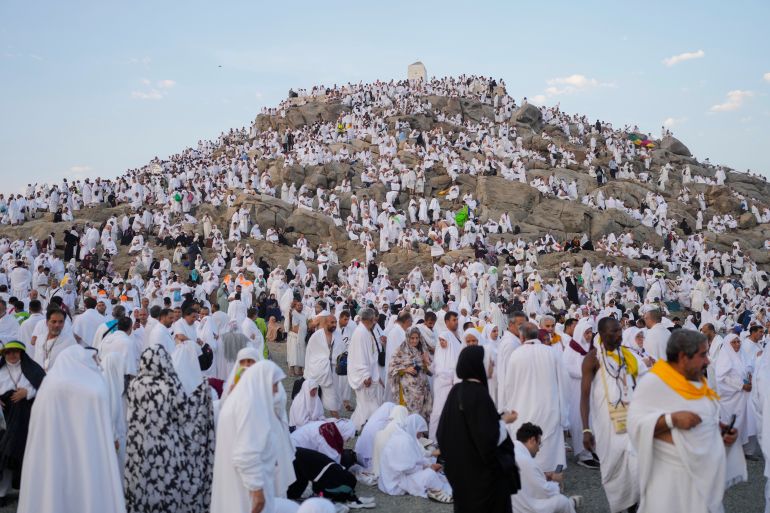 يجتمع الحجاج المسلمون في الجزء العلوي من التل الصخري المعروف باسم جبل الرحمة ، في سهل عرفات ، خلال الحج الحج السنوي ، بالقرب من مدينة مكة المقدسة ، المملكة العربية السعودية ، السبت ، 15 يونيو