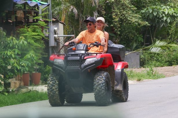 قفز لوف بيردز لويس وزارا على مركبة ATV لامتصاص المعالم السياحية التي تقدمها كوستاريكا