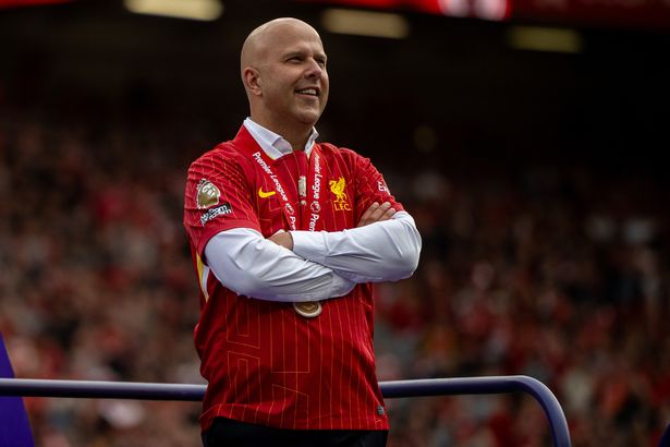 Arne Slot خلال احتفالات لقب ليفربول