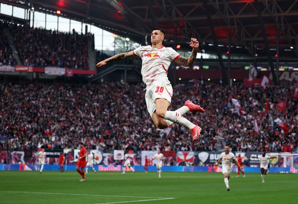 بنيامين سيسكو يحتفل بهدف RB Leipzig