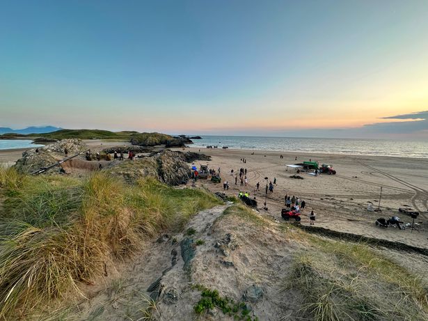 تصوير مشاهد للسلسلة الثانية من House of the Dragon في Llanddwyn Beach ، Newborough ، Anglesey.     