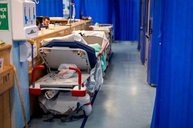 استقبال A&E مع مريض يرقد على عربة أمامه