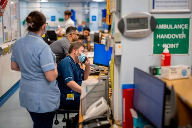 A & es مليئة بالمرضى على العربات وهم ينتظرون أن يتوفر السرير