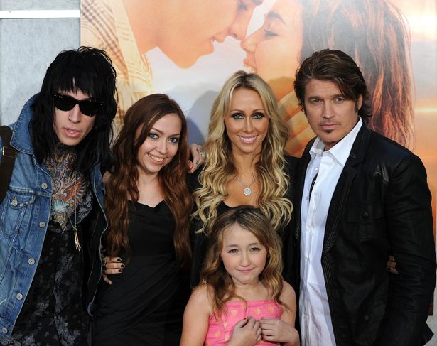 عائلة Cyrus ، Minus Miley - Trace ، Brandi و Noah ، مع الوالدين Tish و Billy Ray في عام 2010
