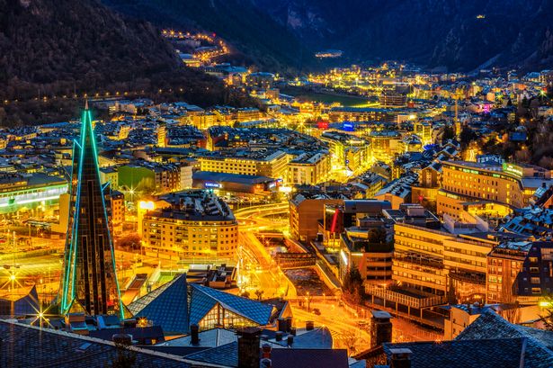 الشفق في أندورا لا فيلا وتوصيف Engordany. أندورا