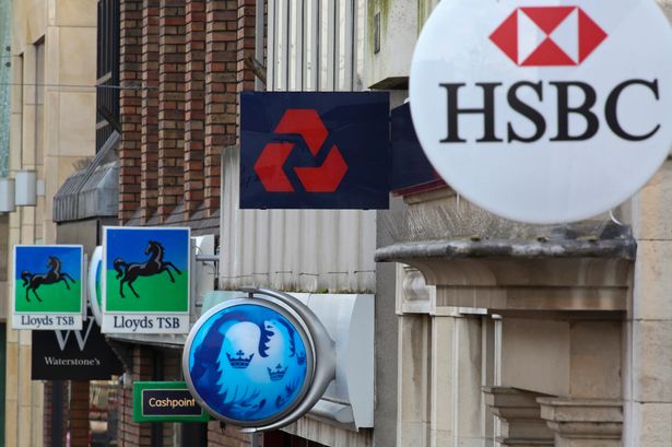 علامات تجلس خارج فروع لبنك Lloyds TSB ، جزء من مجموعة Lloyds Banking Plc ، وبنك باركليز PLC ، وبنك Natwest ، وجزء من Royal Bank of Scotland Group PLC (RBS) ، و HSBC Holdings Bank 