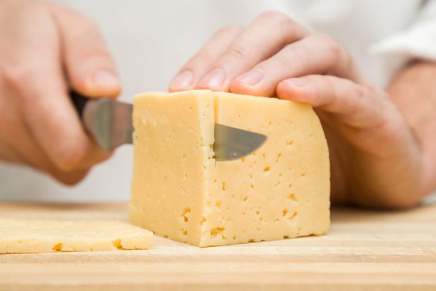 يمكن للأشخاص المصابين الذين يعدون الطعام دون غسل أيديهم أن ينتقلوا إلى الليسات إلى أكثر ضعفًا