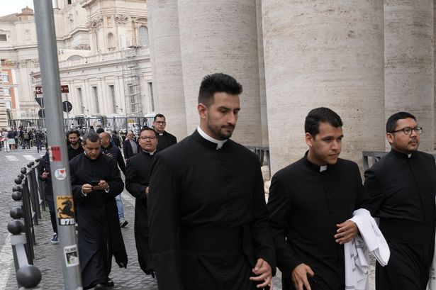 يتجه نجم للزعيم القادم للكنيسة الكاثوليكية. يقال القداس في كنيسة القديس بطرس في مدينة الفاتيكان في روما الصورة: فيليب كوبورن انظر نسخة خطوط آندي لصالح ديلي ميرور
