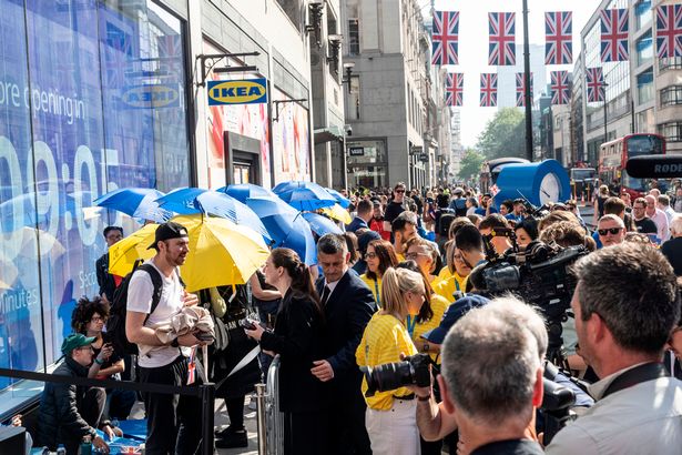 المتسوقين يصطفون خارج متجر Ikea Oxford Street هذا الصباح