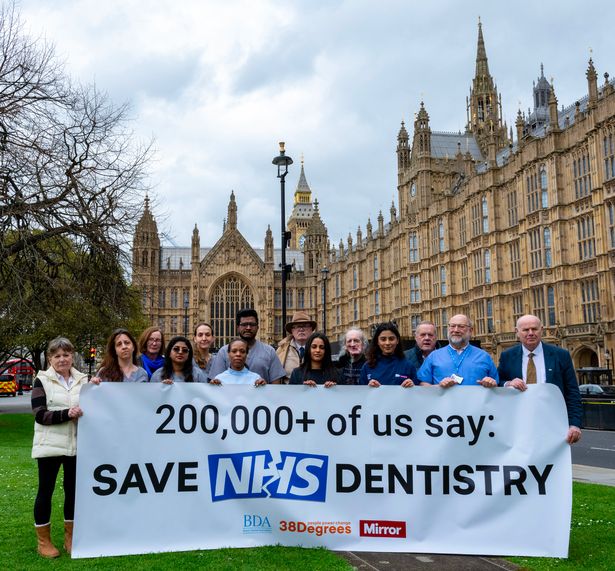 أطباء الأسنان والمرضى يحتجون في وستمنستر ضد نقص التمويل ونظام دفع NHS عفا عليه الزمن