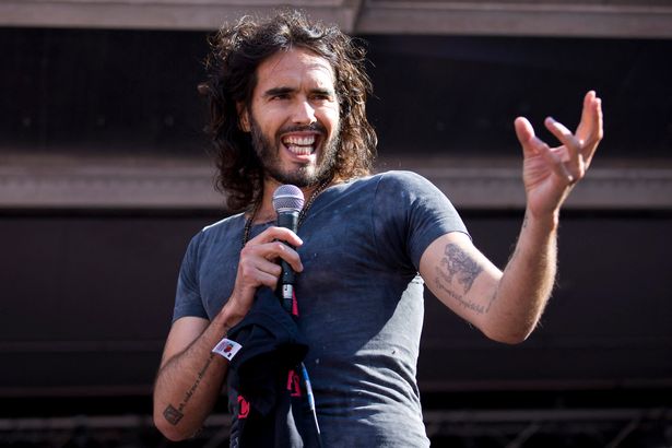 مهرجان Russell Brand بعد تهمة الاغتصاب حيث يطلب المشجعون الغاضبون المبالغ المستردة