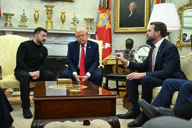 الرئيس دونالد ترامب ورئيس أوكرانيا فولوديمير زيلنسكي يستمع إلى نائب الرئيس JD Vance 