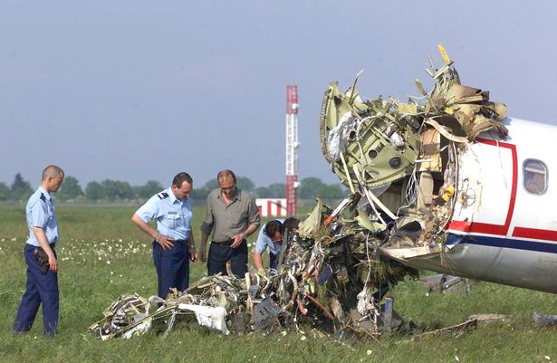 ينظر فرنسيونز ورجال الإنقاذ إلى حطام طائرة Learjet 35 في مطار ليون ساتولاس 02 مايو 2000 الذي قتل الطيار والطيار المشارك