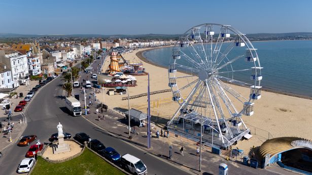 WEYMOUTH ، إنجلترا - 29 أبريل: منظر جوي لجذب سياحي فيريس الجديد الذي يفتح اليوم على شاطئ ويموث ، في 29 أبريل 2025 في ويموث ، المملكة المتحدة. يبلغ ارتفاع عجلة المراقبة 26 مترًا ويمكن أن تستوعب ما يصل إلى 108 مسافر. (تصوير Finnbarr Webster/Getty Images)
