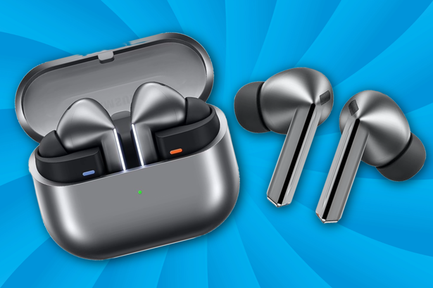 Galaxy Buds 3 Pro على خلفية حلزونية زرقاء