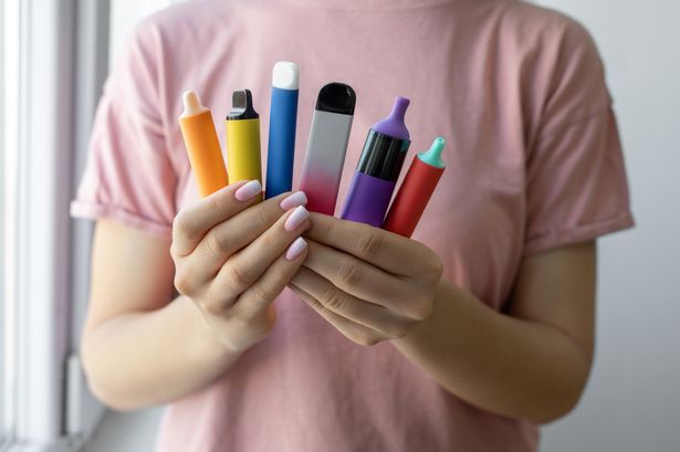 يدخل حظر vape المتاح في المملكة المتحدة يوم الأحد ، 1 يونيو (صورة ألبوم)