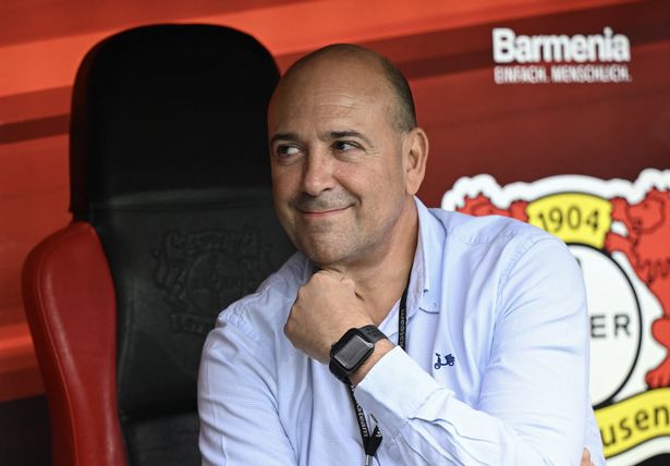 ينظر رئيس مجلس إدارة Bayer Leverkusen في فرناندو كارو إلى المباراة السابقة لمباراة كرة القدم الألمانية الأولى بين باير ليفركوسن و FC كولونيا في ليفركوسن ، ألمانيا الغربية ، في 8 أكتوبر ، 2023. Fassbender/AFP عبر Getty Images)