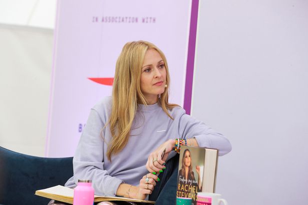 فيرن كوتون يحضر مهرجان Fearne Cotton لعام 2024 Happy Place في Chiswick House and Gardens في 13 يوليو 2024 في لندن ، إنجلترا