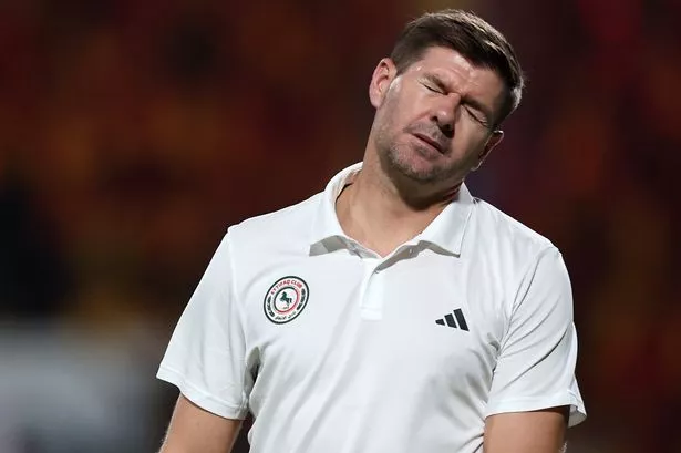 يتفاعل ستيفن جيرارد ، المدير الفني لصالح Atifaq FC ، خلال مباراة الدوري السعودي بين الأتيفاك والقادية على ملعب Ettifaq في 02 نوفمبر 2024