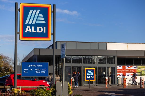A Aldi Stores Ltd. Supermarket في Benfleet ، المملكة المتحدة