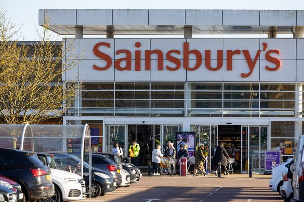 سوبر ماركت في Sainsbury في Hoddesdon ، المملكة المتحدة ، يوم الثلاثاء ، 26 نوفمبر ، 2024. ارتفعت أسعار البقالة في المملكة المتحدة في شهر أكتوبر ، حيث توافقت المتسوقين البريطانيين على محلات السوبر ماركت في أكثر الشهر ازدحامًا منذ الوباء. المصور: كريس راتكليف/بلومبرج عبر غيتي إيم. 