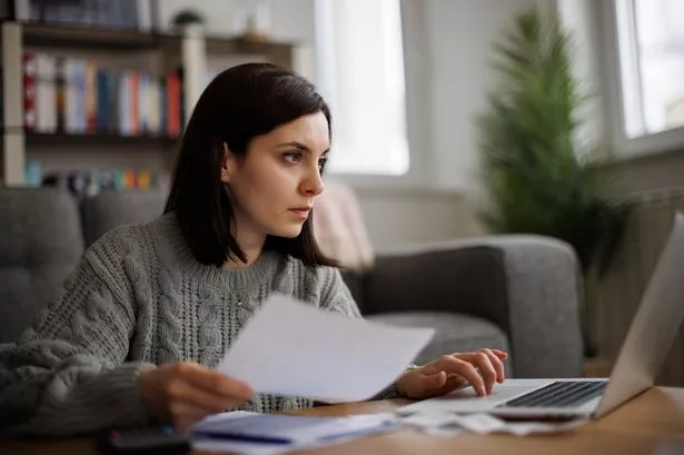 المرأة تخطط لأموالها ، وتستعرض الأوراق للتأمين والقروض والاستثمارات عبر الإنترنت
