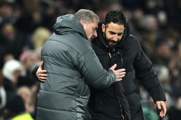 لندن ، إنجلترا - 16 فبراير: Ange Postecoglou ، مدير Tottenham Hotspur ، وروبن أموريم ، مدير مانشستر يونايتد ، احتضان بدوام كامل بعد مباراة الدوري الإنجليزي الممتاز بين توتنهام هوتسبور FC و Manchester United FC في Tottenham Hotspur Stadium في 16 فبراير 2025 في لندن ، إنجلترا. (تصوير جوستين Setterfield/Getty Images)