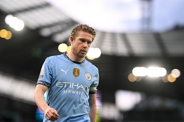 يتفاعل لاعب خط الوسط البلجيكي في مانشستر سيتي رقم 17 كيفن دي بروين خلال مباراة كرة القدم في الدوري الإنجليزي الممتاز بين مانشستر سيتي وأستون فيلا في استاد الاتحاد في مانشستر ، شمال غرب إنجلترا ، في 22 أبريل 2025 (تصوير أولي سكارف / أفينس) / مقيد بالاستخدام التحريري. لا يوجد استخدام مع الصوت غير المصرح به أو الفيديو أو البيانات أو قوائم التثبيت أو شعارات النادي/الدوري أو الخدمات 