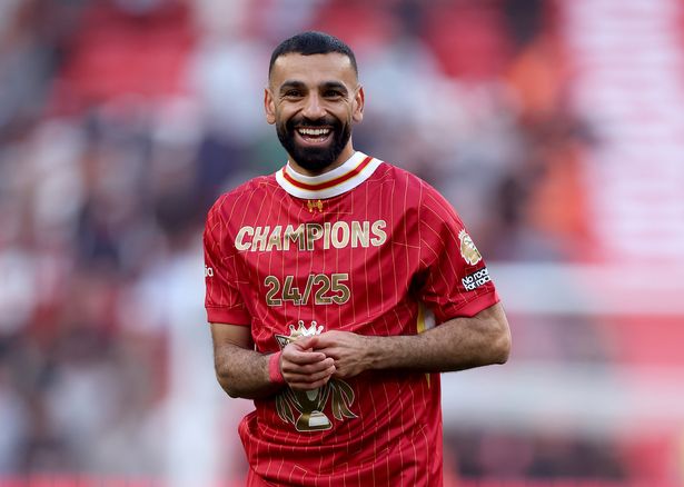 ليفربول ، إنجلترا - 27 أبريل: يحتفل محمد صلاح من ليفربول بفرق الفرق وتأكيد الفوز بلقب الدوري الإنجليزي الممتاز بعد مباراة الدوري الإنجليزي الممتاز بين ليفربول ووتنهام هوتسبور FC في أنفيلد في 27 أبريل 2025 في ليفربول ، إنجلترا. (تصوير كارل ريبن/غيتي إيرث)
