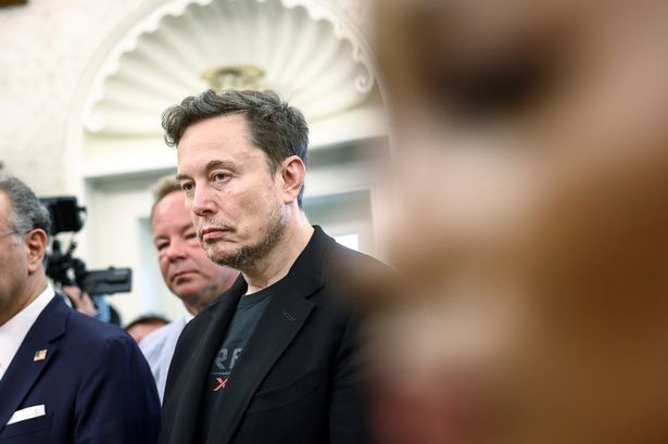 Elon Musk ، الرئيس التنفيذي لشركة Tesla Inc. ، خلال اجتماع بين الرئيس الأمريكي دونالد ترامب و Cyril Ramaphosa ، رئيس جنوب إفريقيا ، لم يتم تصويره ، في المكتب البيضاوي للبيت الأبيض في واشنطن العاصمة ، الولايات المتحدة ، يوم الأربعاء ، 21 مايو. ضرب وقتل. المصور: Jim Lo Scalzo/EPA/Bloomberg عبر Getty Images