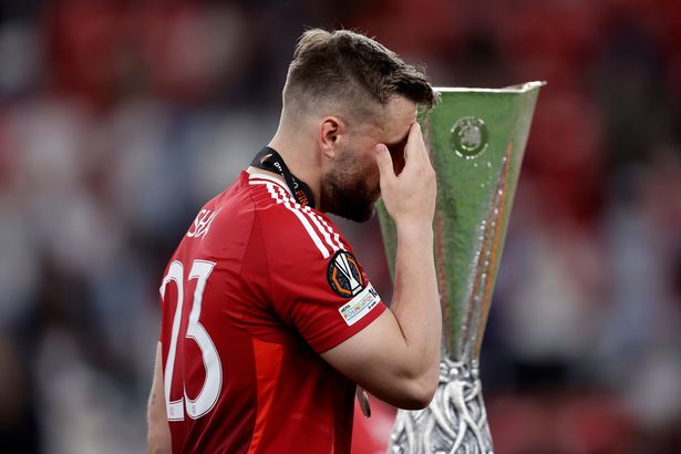 بلباو ، إسبانيا - 21 مايو: شعر لوك شو من مانشستر يونايتد بخيبة أمل بعد المباراة خلال مباراة UEFA Europa League بين Tottenham Hotspur v Manchester United في San Mames في 21 مايو 2025 في Bilbao Spain (تصوير Eric Verhoeven/Soctcrates/Getty)