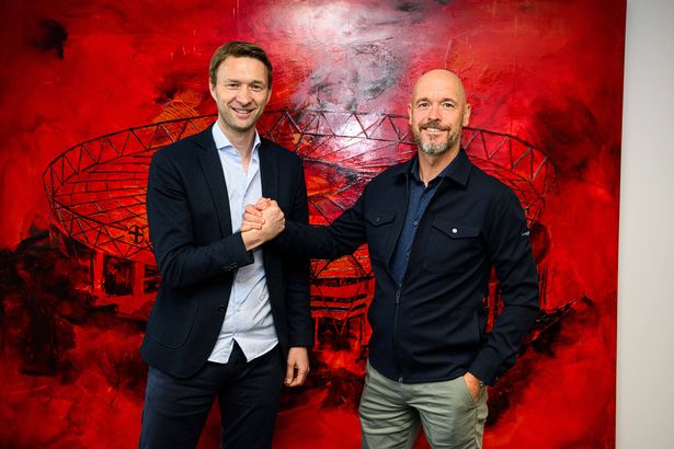 Leverkusen ، ألمانيا - 26 مايو: (LR) المدير الرياضي سيمون رولفس و Headcoach Erik Ten Hag من Bayer Leverkusen يظنون صورة في 26 مايو 2025 في Leverkusen ، ألمانيا. (تصوير Jörg Schüler/Bayer 04 Leverkusen عبر Getty Images)