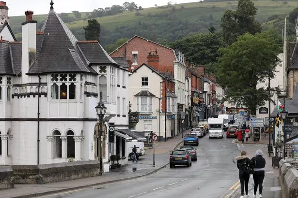 من المقرر أن تقام الموسيقى الدولية الرابعة والسبعين لـ EistedDfod 2020 في Llangollen هذا الأسبوع ولكن تم إلغاؤها بسبب Covid-19. في الصورة: منظر عام لشارع Castle Street في وسط المدينة. تصوير إيان كوبر