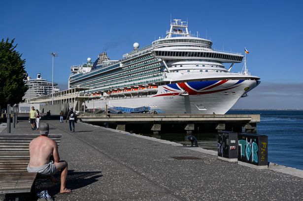 رجل أشعة الشمس في Passeio Marítimo da Doca da Marinha في MV Ventura ، وهي سفينة سياحية 116،017 GT من فئة P&O Cruises