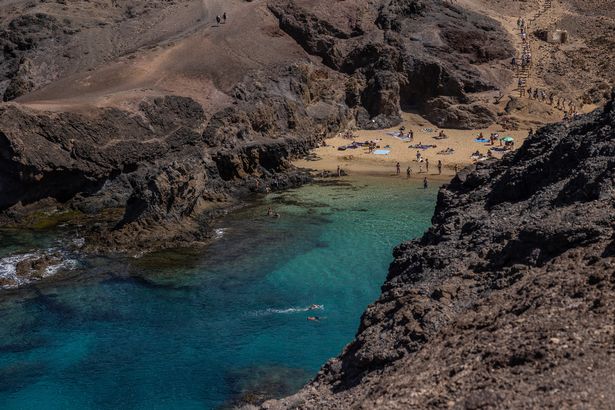 شعب أشعة الشمس والسباحة في Playa de Papagayo ، Lanzarote