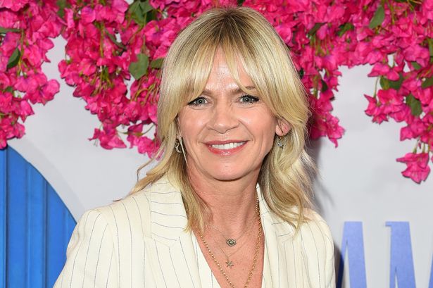 Zoe Ball في بدلة بيضاء في حدث عام 2023.